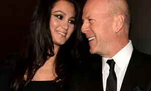 Emma Heming i Bruce Willis, którego choroba postępuje, uśmiechają się do siebie.