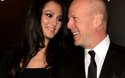 Emma Heming i Bruce Willis, którego choroba postępuje, uśmiechają się do siebie.