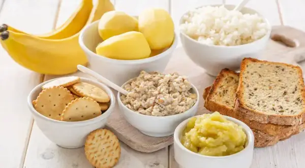Banan, ryż, owsianka, ziemniaki, sucharki i tosty – idealne jedzenie co na biegunkę.