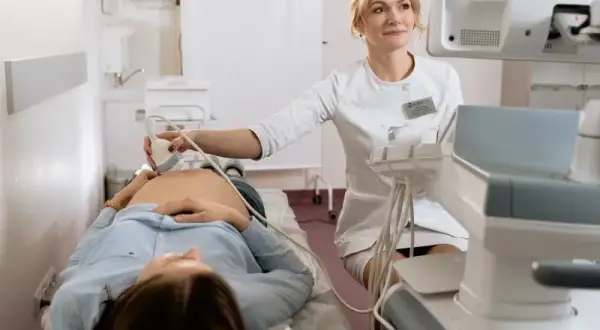 Jak ginekolog potwierdza ciążę? 5 skutecznych metod badania
