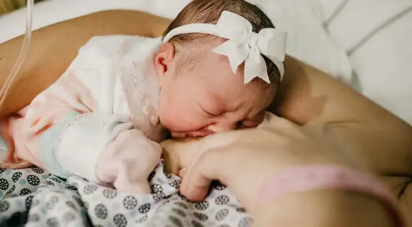 Nowe życie, maleńka główka z kokardką, przytulona do mamy. To nie jest śmierć łóżeczkowa, to początek.