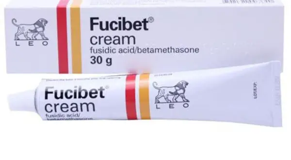 Krem Fucibet lipid, w tubce i pudełku, zawiera kwas fusydowy i betametazon.