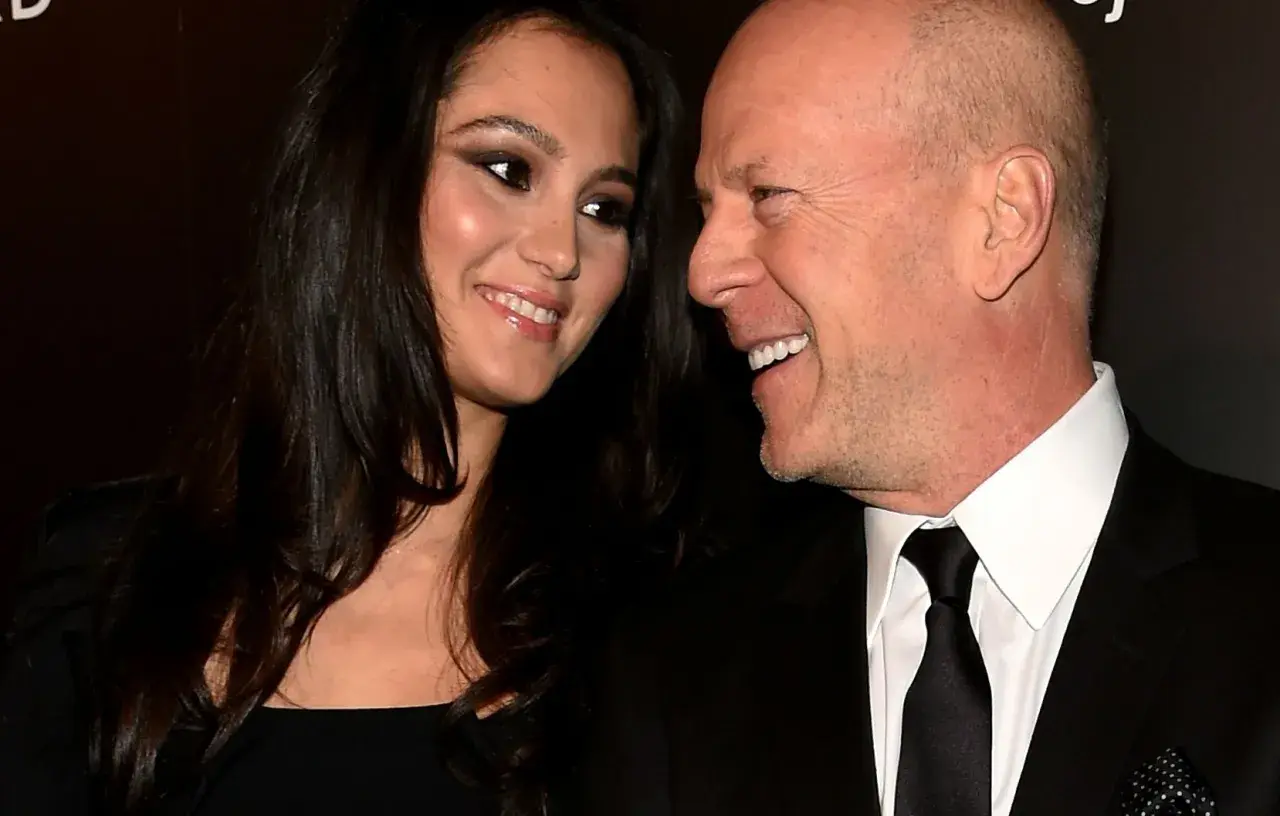 Emma Heming i Bruce Willis, którego choroba postępuje, uśmiechają się do siebie.