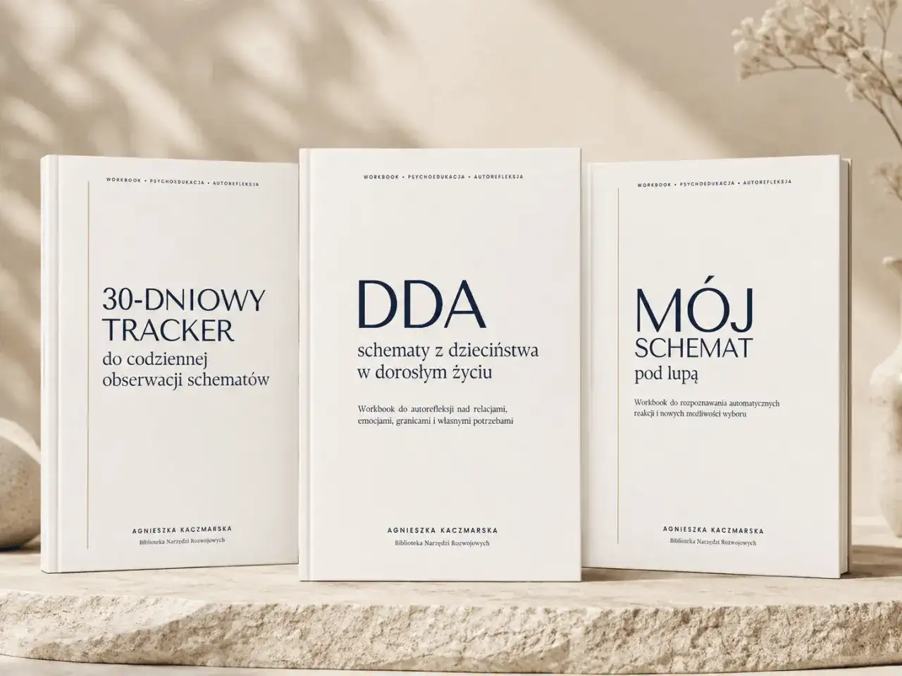 Trzy książki o tematyce rozwoju osobistego: "30-dniowy tracker", "DDA schematy z dzieciństwa" i "Mój schemat pod lupą". Pomagają zrozumieć dda objawy i schematy.