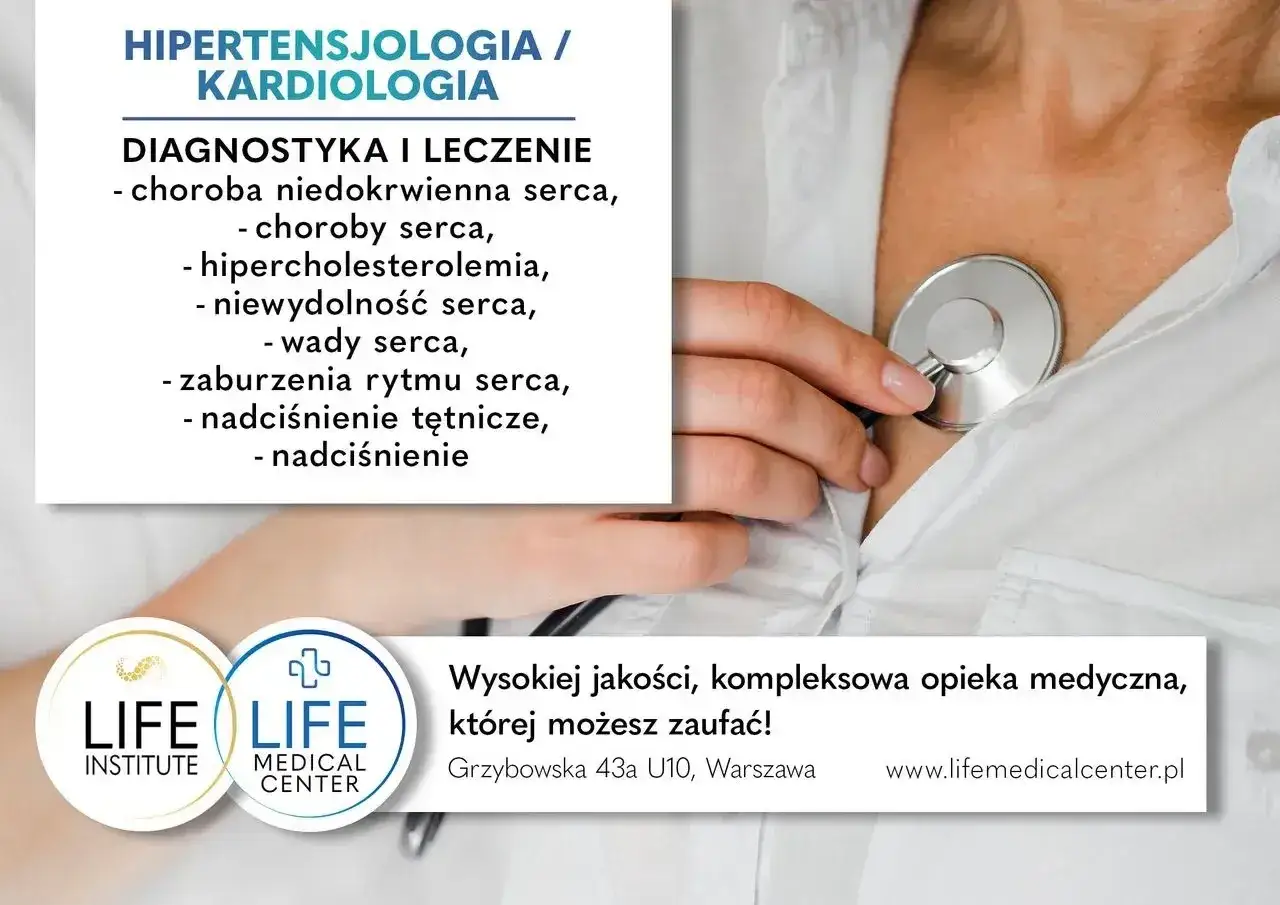 Kardiolog z prestarium osłuchuje pacjenta. Oferta diagnostyki i leczenia chorób serca, nadciśnienia.