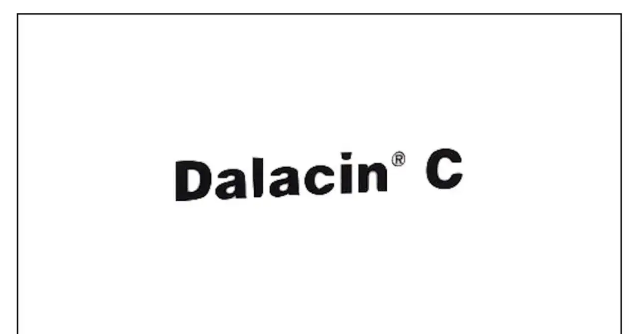 Napis Dalacin C w kolorze czarnym na białym tle.